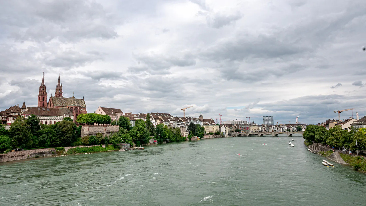Basler Münster über dem Rhein