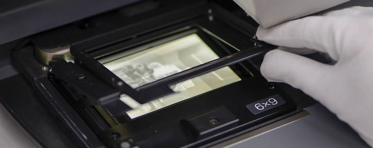 Mittelformat-Negativ im Scanner