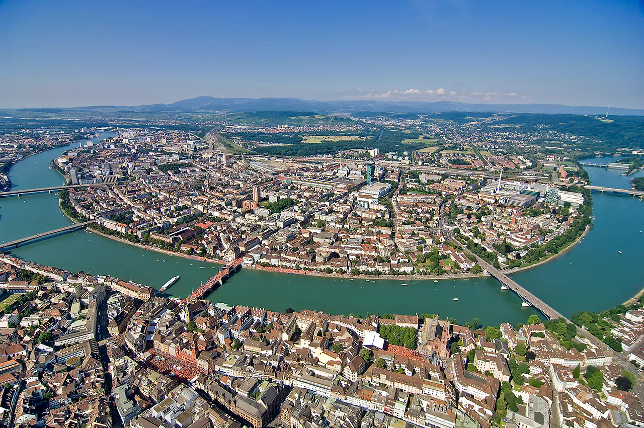 Luftaufnahme von Basel am Rhein